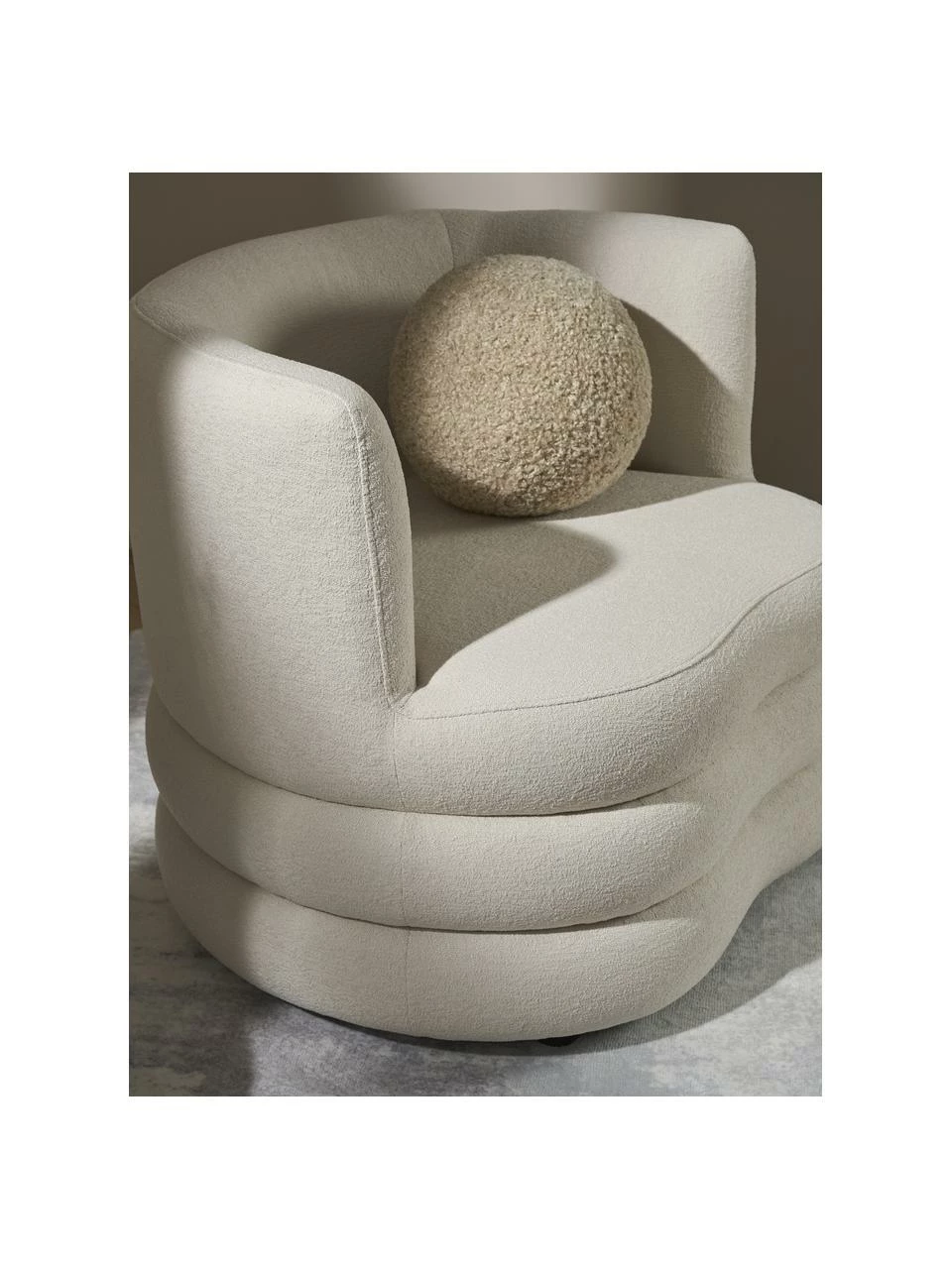 Alex Rivière x Westwing Collection Fauteuil design tissu bouclé beige clair Solomon, larg. 95 x prof. 80 cm – Image 4