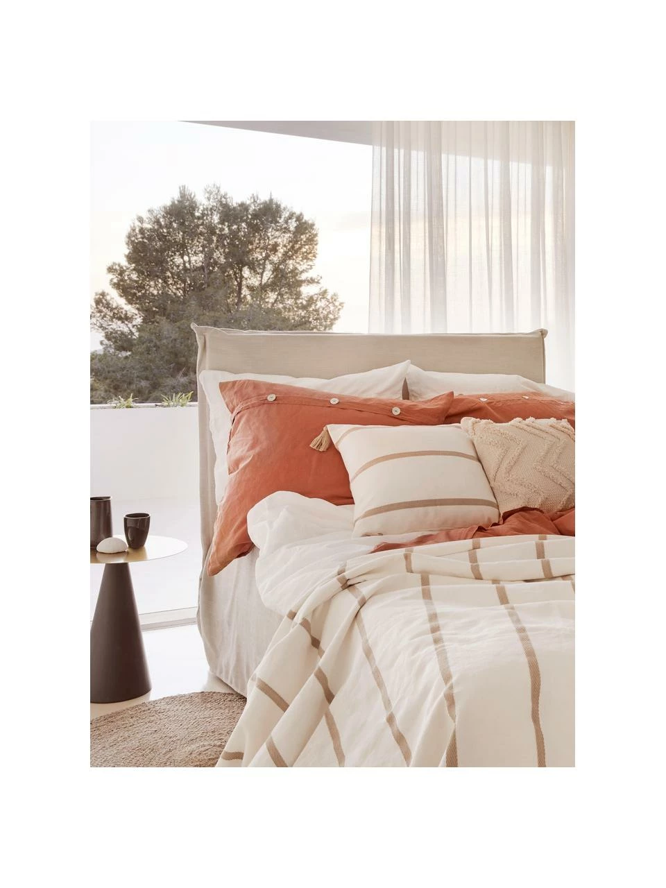 Westwing Collection Lit à sommier tapissier beige Premium Violet, 140 x 200 cm, indice de fermetĂ© 2 â Image 2